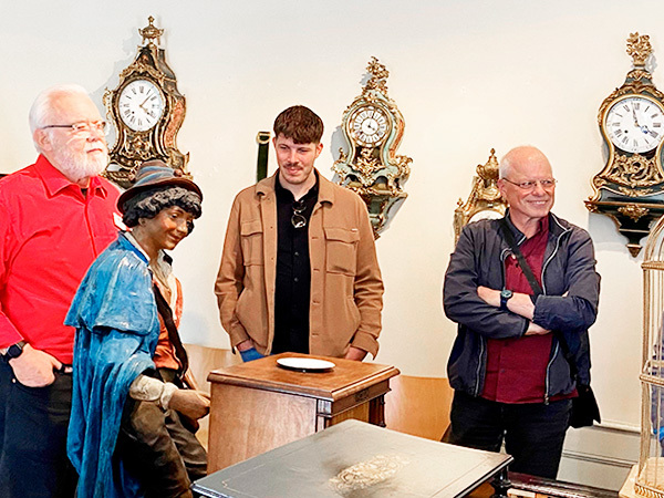 Alte Uhren und Zeitmesser im Museum